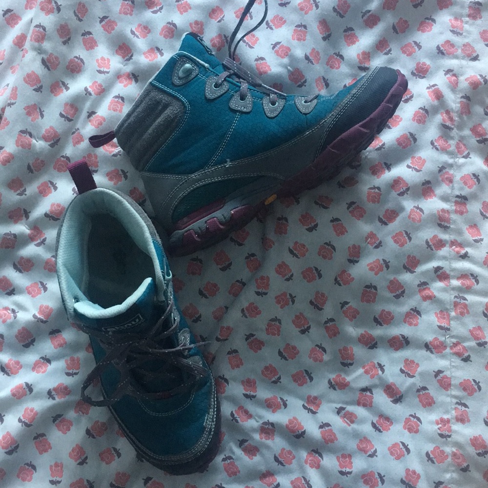 Ahnu teal Women’s hiking shoes size 7.5